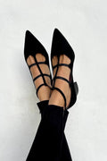 Regina | Zapato negro de punta con tiras