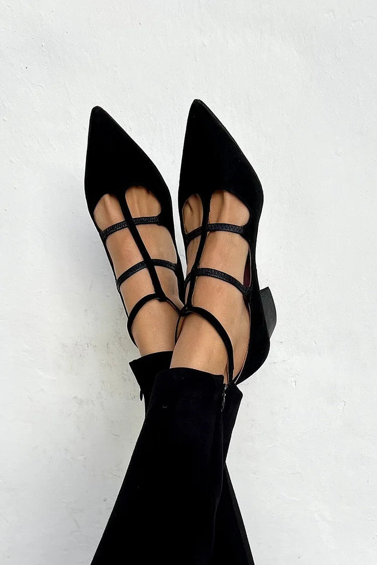 Regina | Zapato negro de punta con tiras